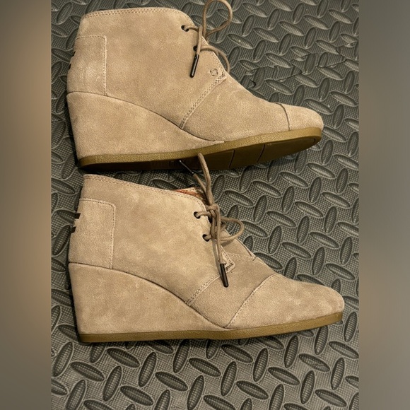 Toms Women's Wedge Comfort Booties Boots Size 9 Suede Tan 2.75" Wedge Neutral - Picture 4 of 10